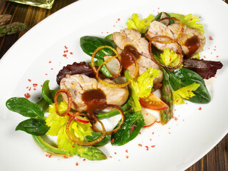 Kalbsbries auf Salat - Vorspeise mit Kalbfleisch und Spargel