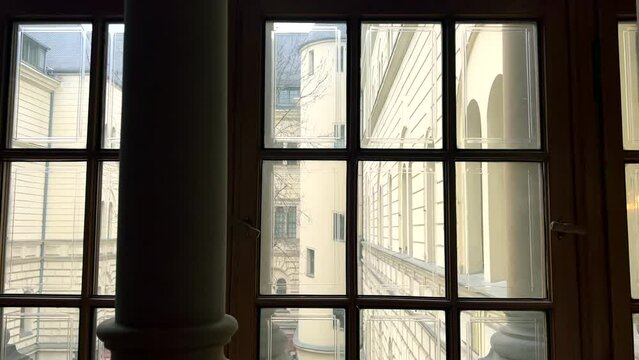 WIDOK PRZEZ OKNO
