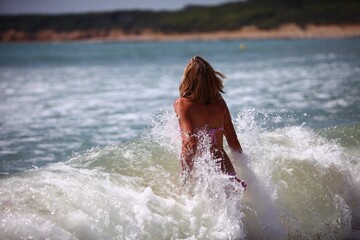Femme se baignant dans les vagues