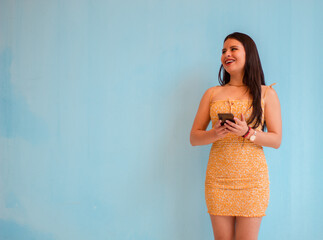 Foto de una dama  sonriente,sostener teléfono mirar lado espacio vacío leer banner de venta usar...