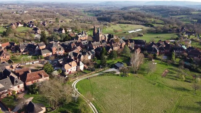 Village de pierres rouge vu du ciel avec ses maisons et son &eacute;glise traditionnelle.