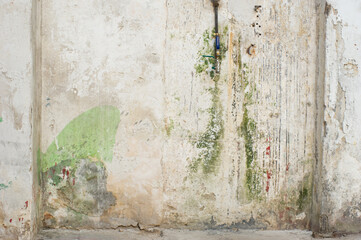 Trozo de pared abstracto con tubería y grifo