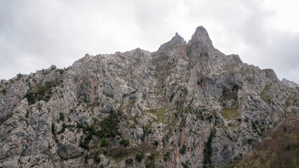 Pared rocosa de montañas