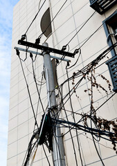 Obraz premium The chaos of cables on electric pole