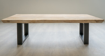 Stół kawowy z egzotycznego drewna suar. Blat przytwierdzony jest do masywnych, metalowych nóg. Stół jest w stylu industrialnym.