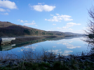 Blick auf das Unterbecken vom Pumpspeicherkraftwerk Erzhausen bei Kreiensen in Niedersachsen