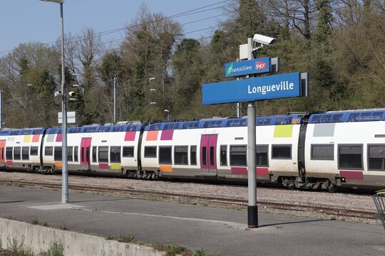 Longueville, France, mars 2022 : Trains SNCF Transilien et TER en gare de Longueville sur la ligne de Paris &agrave; Troyes.