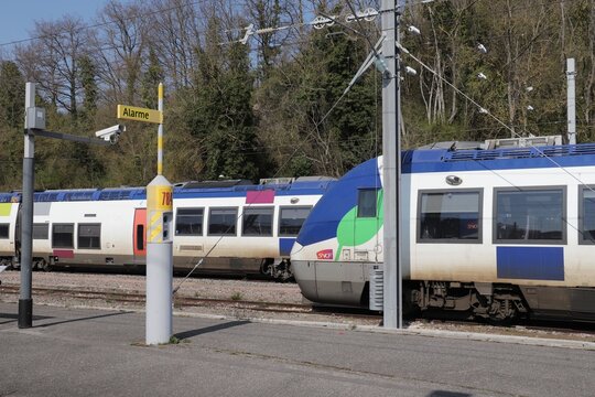 Longueville, France, mars 2022 : Trains SNCF Transilien et TER en gare de Longueville sur la ligne de Paris &agrave; Troyes.