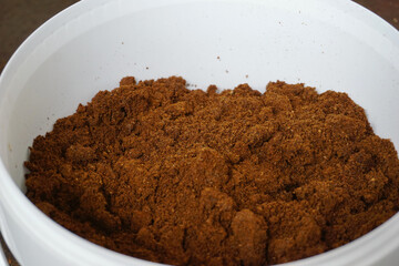 Eimer mit gesammelten Kaffeesatz