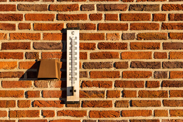Ceglana ściana i termometr  