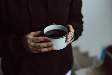 Manos sosteniendo una toza de caf&eacute;. Concepto de bebidas y alimentos,