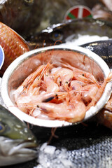 gambas frescas expuestas en mercado para su venta
