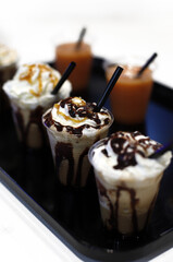 postre en vaso de sirope de chocolate con nata y caramelo