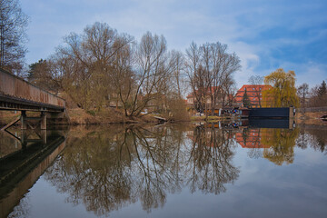 Saale Wehr mit Blick auf die Burgauer Br&uuml;cke, Spiegelung im Wasser, Jena Burgau, Th&uuml;ringen