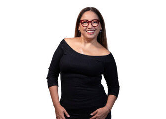 Mujer latina de lentes posando con una gran sonrisa, relajada y vestida de negro