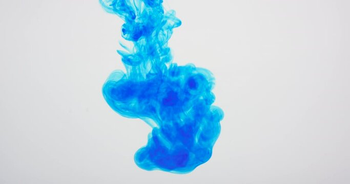Fl&uuml;ssige Abstraktion, blaue Tinte l&ouml;st sich in Wasser auf, ein flie&szlig;ender organischer Hintergrund