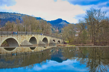 Fototapeta na wymiar Saale Wehr mit Blick auf die alte Burgauer Brücke, Spiegelung im Wasser, Jena Burgau, Thüringen 