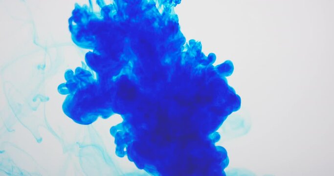 Fl&uuml;ssige Abstraktion, blaue Tinte l&ouml;st sich in Wasser auf, ein flie&szlig;ender organischer Hintergrund