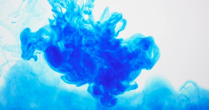 Fl&uuml;ssige Abstraktion, blaue Tinte l&ouml;st sich in Wasser auf, ein flie&szlig;ender organischer Hintergrund
