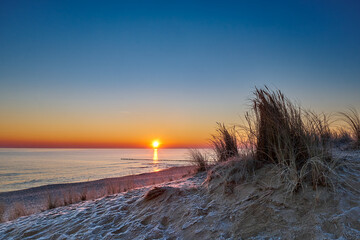Raureif bedeckt Sand und Strandhafer an einem kalten Wintermorgen auf Usedom - obrazy, fototapety, plakaty