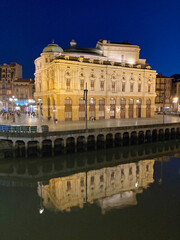 Fototapeta premium bilbao bilbo teatro arriaga noche ria reflejo país vasco euskadi IMG_5498-as22