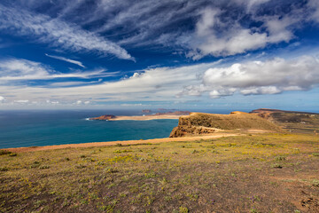Krajobrazy morskie z błękitnym niebem, Lanzarote. Egzotyczne wyspy kanaryjskie - obrazy, fototapety, plakaty