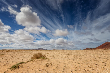 Krajobrazy Lanzarote. Egzotyczna i wulkaniczna, hiszpańska wyspa. Pustynny krajobraz. © anettastar