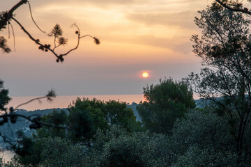Panorama lors d'un lever de soleil sur la presqu'île du Cap Ferrat depuis la petite batterie de Nice sur la Côte d'Azur