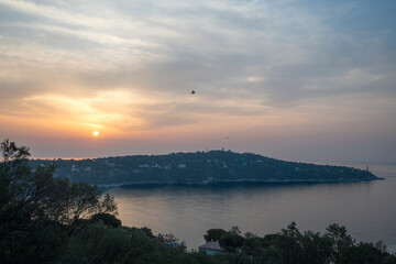 Fototapeta premium Panorama lors d'un lever de soleil sur la presqu'île du Cap Ferrat depuis la petite batterie de Nice sur la Côte d'Azur