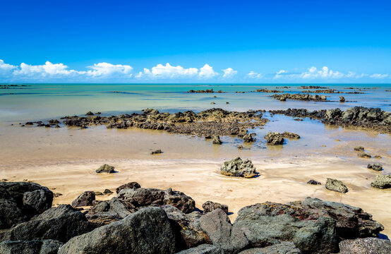Stone Formation lined stones on the beach of Nova Almeida. Esp&iacute;rito Santo, Brazil.