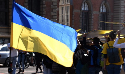 Ukrainische Fahne an einem Fahrrad auf einer Demo