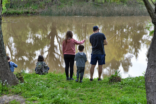 Familia pescando en la isla, en el r&iacute;o