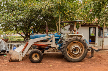 Obraz premium Tractor en campo