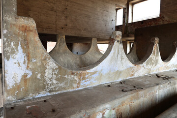 Wnętrze betonowej starej fabryki przemysłowej. - obrazy, fototapety, plakaty