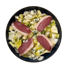 Salade d'endives, magrets de canard,  pommes et roquefort dans un bowl - Fond blanc