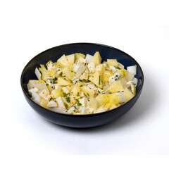 Salade d'endives, pommes et roquefort dans un bowl - Fond blanc
