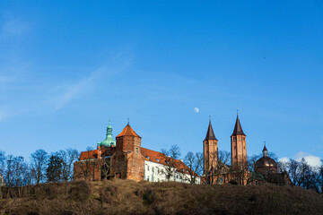 Płock - Plock - View of the Tumskie hill in Plock, Poland in spring. Bazylika Katedralna Wniebowzięcia NMP - obrazy, fototapety, plakaty