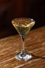 Martini en mesa de madera