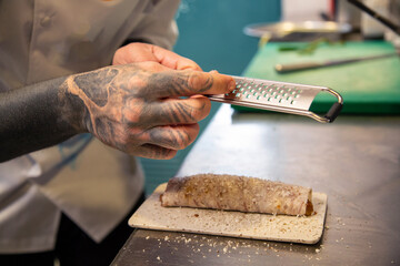 chef pancake de steak tartar de ternera con queso so brotes verdes en una cocina de restaurante