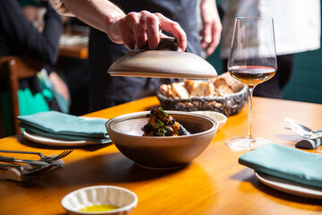 Tempura de verduras con tinta de calamar y salsa de pimiento rojo close-up, servido en una mesa de...