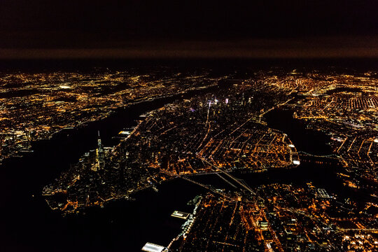 Fototapeta The city of New York City, Manhattan, seen from a high point at night.