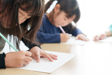 習字教室で勉強する女の子