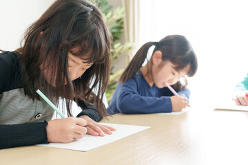 習字教室で勉強する女の子