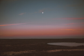Luna y atardecer