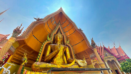 Kanachanaburi l'imposant temple bouddhiste Tham Suea visible depuis des kilomètres et situé près...