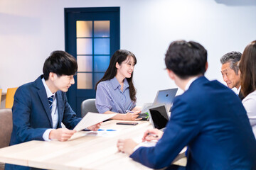 オフィスでディスカッションをするビジネスパーソン