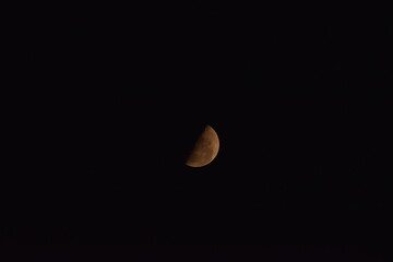 hermosa luna en un atardecer y algunas nubes