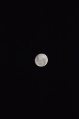 hermosa luna en un atardecer y algunas nubes