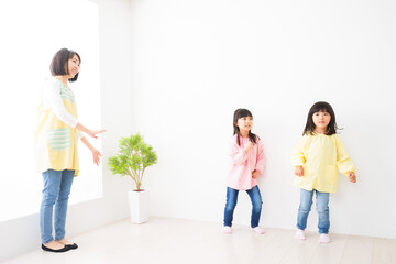 Fototapeta premium こども園で遊ぶ子どもたち
