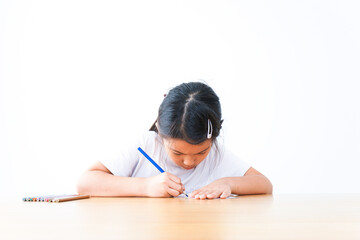 一人でお勉強をする小学生の女の子